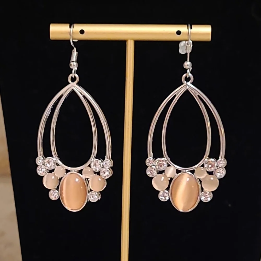 NWT Peach Crystal Oval Silver Drop Earrings